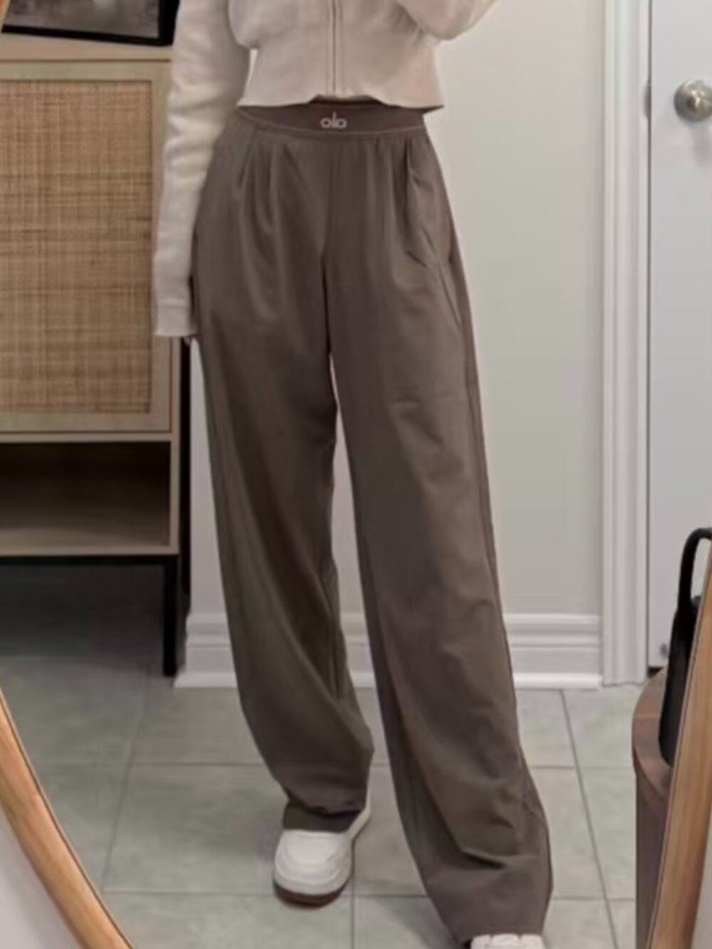 🎄Alo Yoga Suit Up Trouser Olive🧶Loose Fit | Elastic Waistband Casual Luxury - Picture 8 of 8